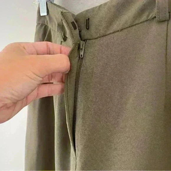 Forever21 Contemporary Pleated Pants - Picture 9 of 9